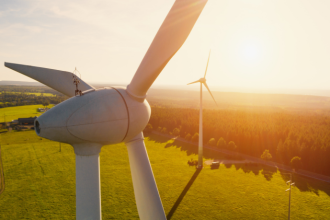 A integração de energias renováveis nas cidades exige planejamento inteligente e incentivos certos, como defende Fernando Trabach.
