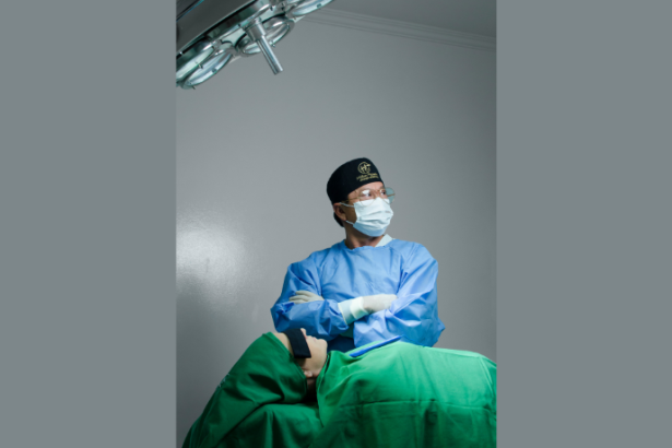 Dr. Milton Seigi Hayashi apresenta microcirurgia de ponta aplicada a transplantes e reconstruções faciais.