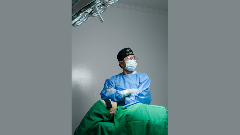 Dr. Milton Seigi Hayashi apresenta microcirurgia de ponta aplicada a transplantes e reconstruções faciais.