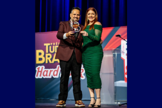 Arianna e o idealizador do prêmio, Géro Bonini (Divulgação)