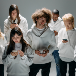 Impactos e Desafios dos Chatbots de IA que Reproduzem Celebridades e Geram Conteúdo Sexual Sem Permissão