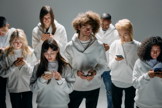 Impactos e Desafios dos Chatbots de IA que Reproduzem Celebridades e Geram Conteúdo Sexual Sem Permissão