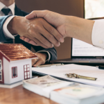 O mercado imobiliário chinês enfrenta desaceleração, mas abre espaço para oportunidades externas, segundo Alex Nabuco Dos Santos.