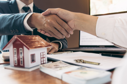 O mercado imobiliário chinês enfrenta desaceleração, mas abre espaço para oportunidades externas, segundo Alex Nabuco Dos Santos.