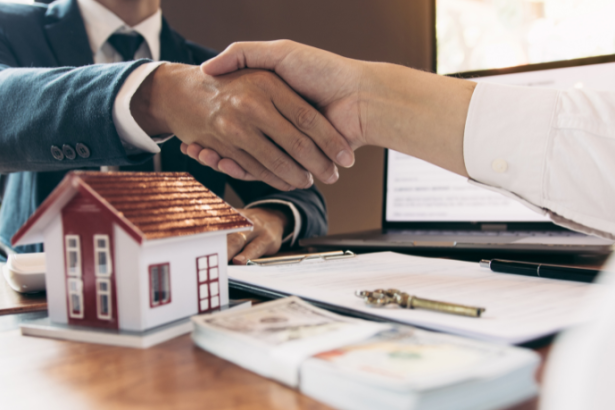 O mercado imobiliário chinês enfrenta desaceleração, mas abre espaço para oportunidades externas, segundo Alex Nabuco Dos Santos.