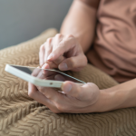 Cegueira temporária em famosas: o que casos recentes revelam sobre riscos além de pomadas