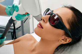 Laser de Alta Tecnologia na Estética: Por Que Celebridades Estão Apostando no Tratamento e o Que Isso Significa Para Você