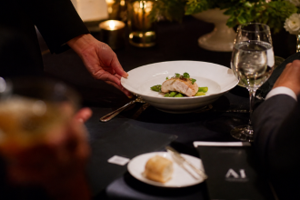 Met Gala e o jantar das celebridades: por que certos alimentos são proibidos e o que isso revela sobre imagem e comportamento