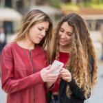 O impacto do comportamento das famosas nas redes sociais: a busca por transparência sobre mudanças físicas