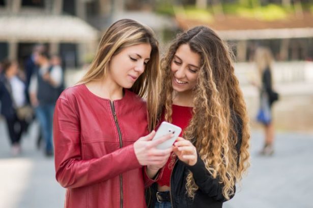 O impacto do comportamento das famosas nas redes sociais: a busca por transparência sobre mudanças físicas