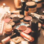 Tributação dos cosméticos pode mudar preços no Brasil: como a reforma tributária pode impactar o mercado da beleza