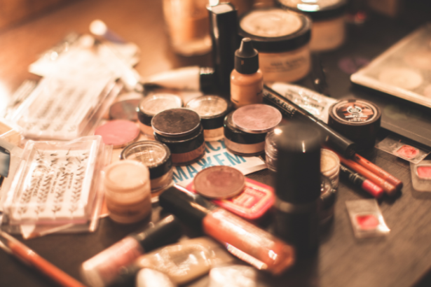 Tributação dos cosméticos pode mudar preços no Brasil: como a reforma tributária pode impactar o mercado da beleza