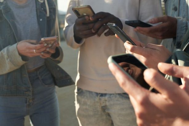 O impacto da polarização no entretenimento e o recuo de celebridades na política