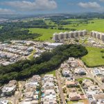 Vista aérea de área urbana de Campinas, com bairros residenciais, ruas e trechos de vegetação