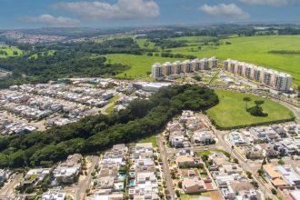 Vista aérea de área urbana de Campinas, com bairros residenciais, ruas e trechos de vegetação