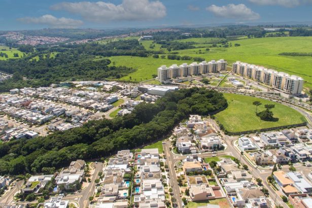 Vista aérea de área urbana de Campinas, com bairros residenciais, ruas e trechos de vegetação